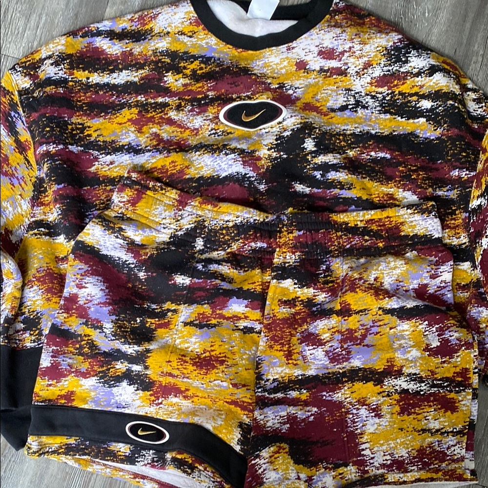 Nike Black and Yellow Crewneck Sweater Artistic Design